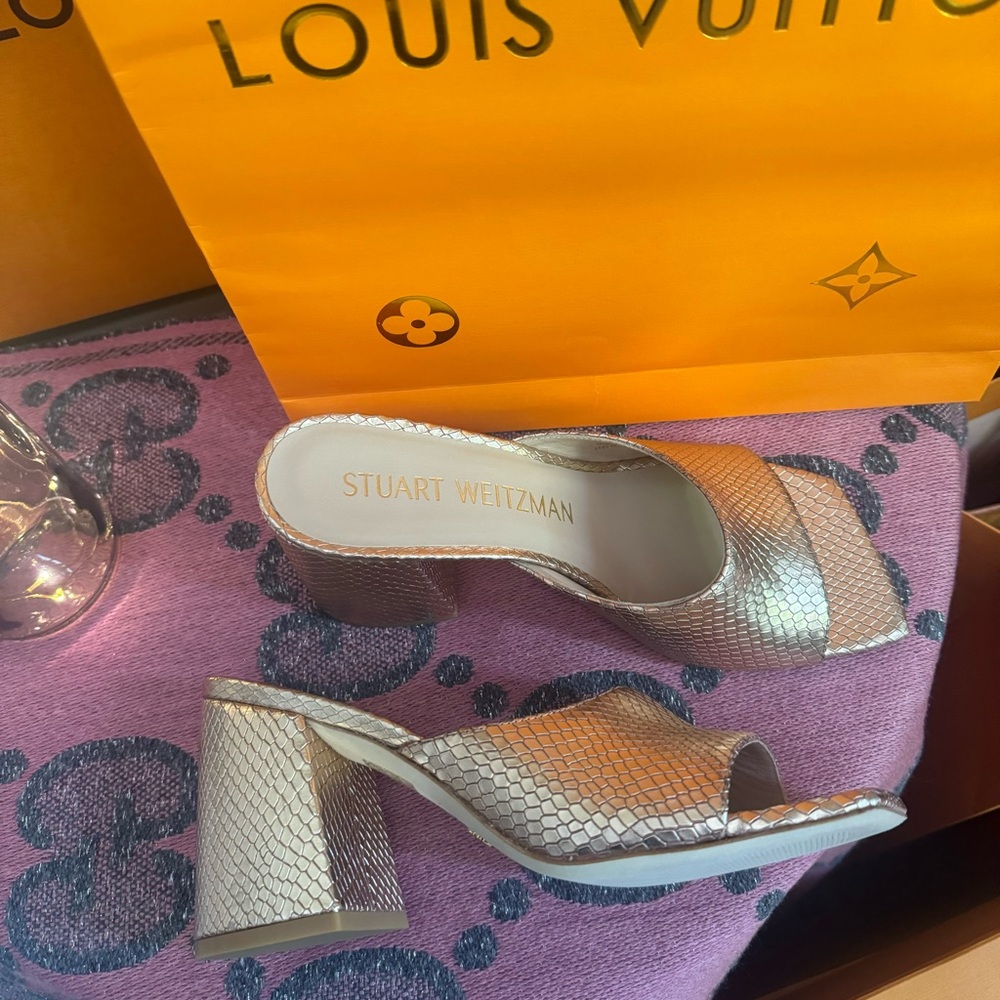 Weitzman 😍BNWT😍 “Tia" Flareblock Slide